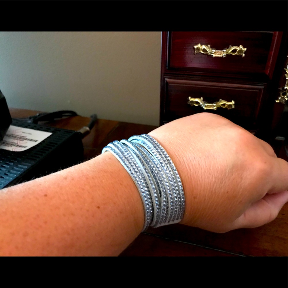 Leather bracelet with the rhinestones